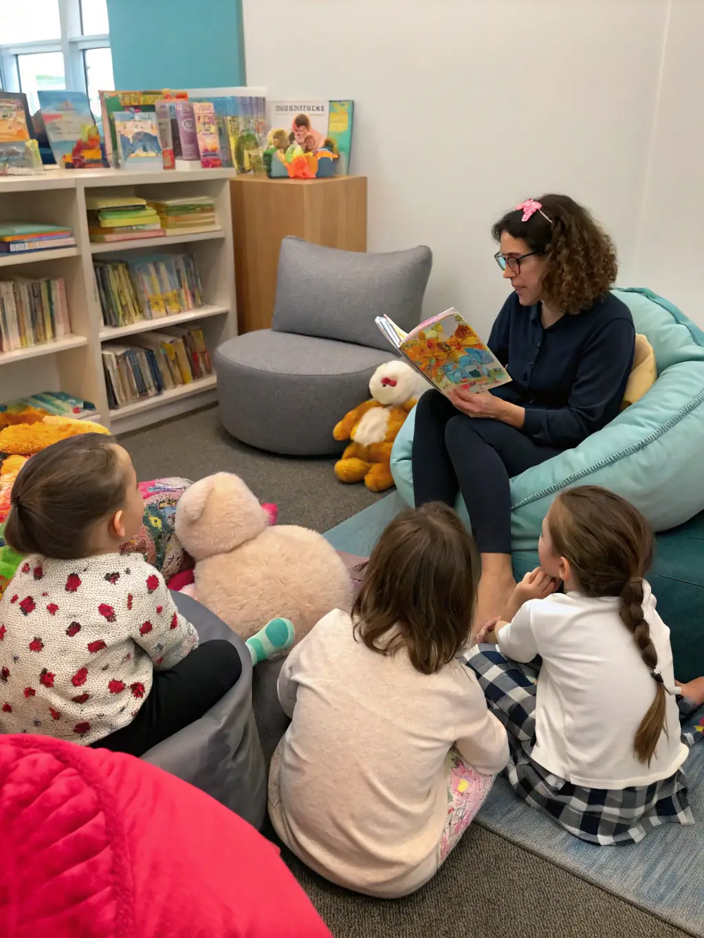 A classroom scene with children engaged in storytelling and reading activities, promoting literacy and language comprehension at Caleidoscopio Language School.